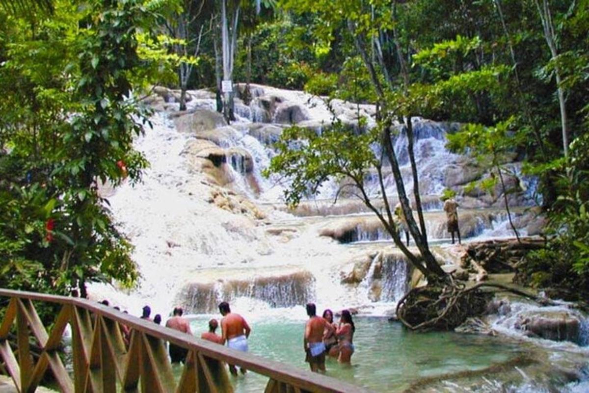 un gruppo di persone nell'acqua di una cascata