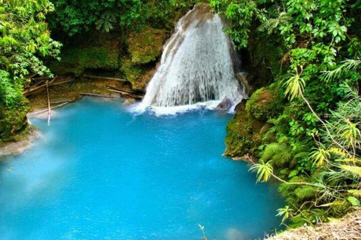 una cascata in mezzo a una piscina d'acqua blu