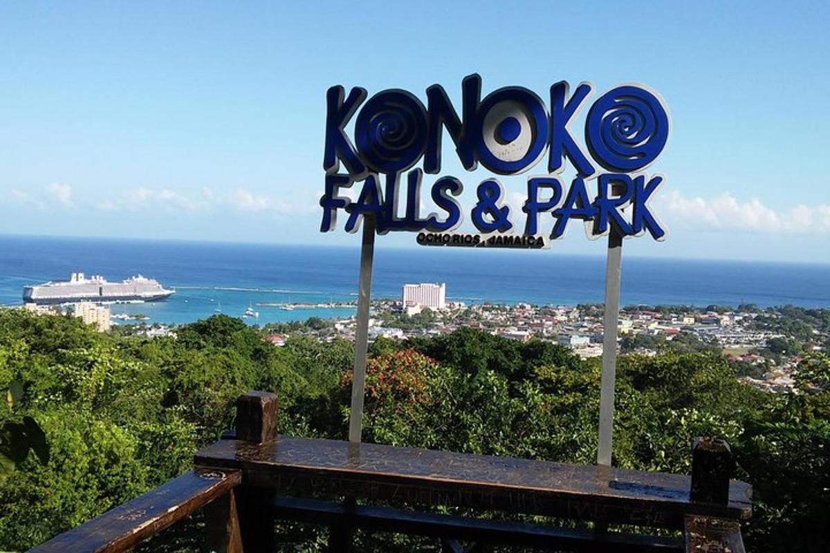 Un cartel que indica Koko Falls y el parque con vista al océano.