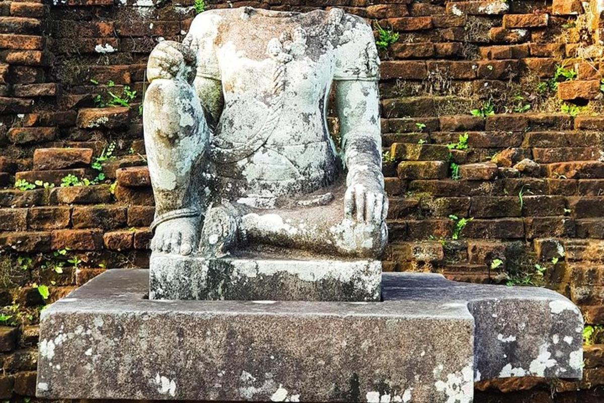 una statua davanti a un muro di mattoni