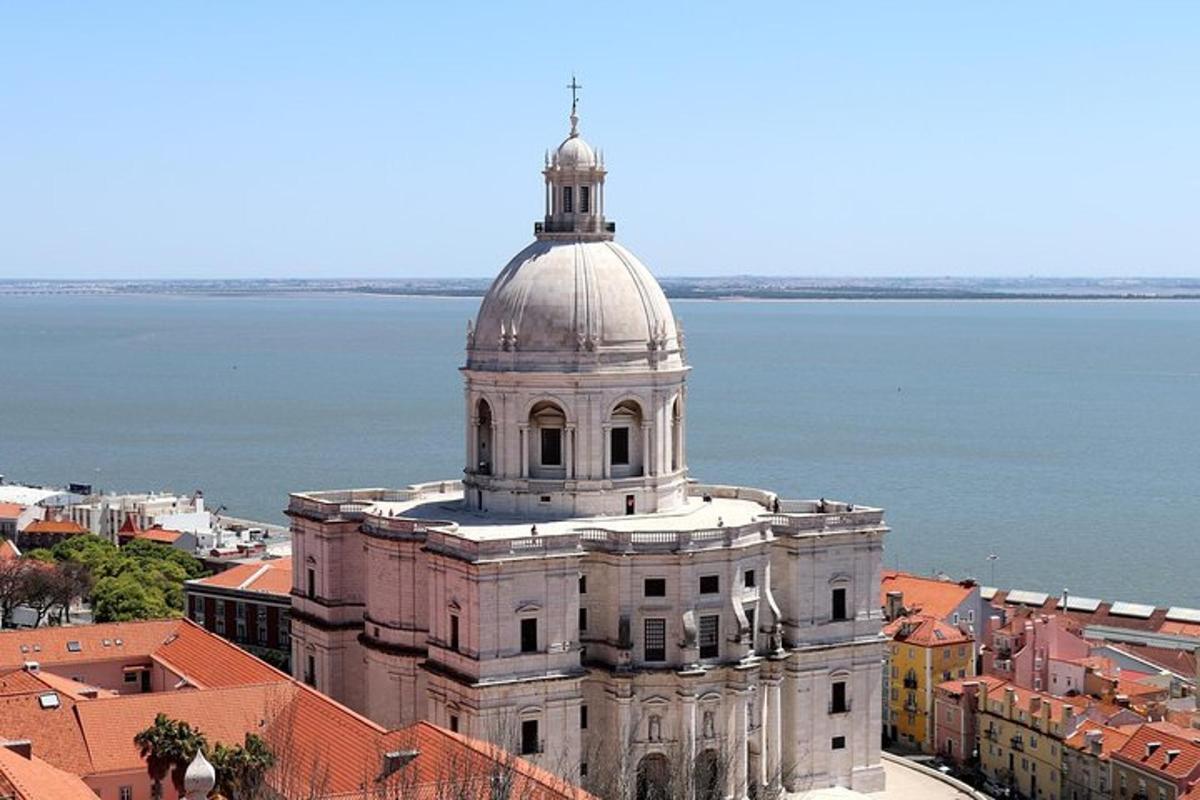 un edificio con una cupola in cima vicino all'acqua