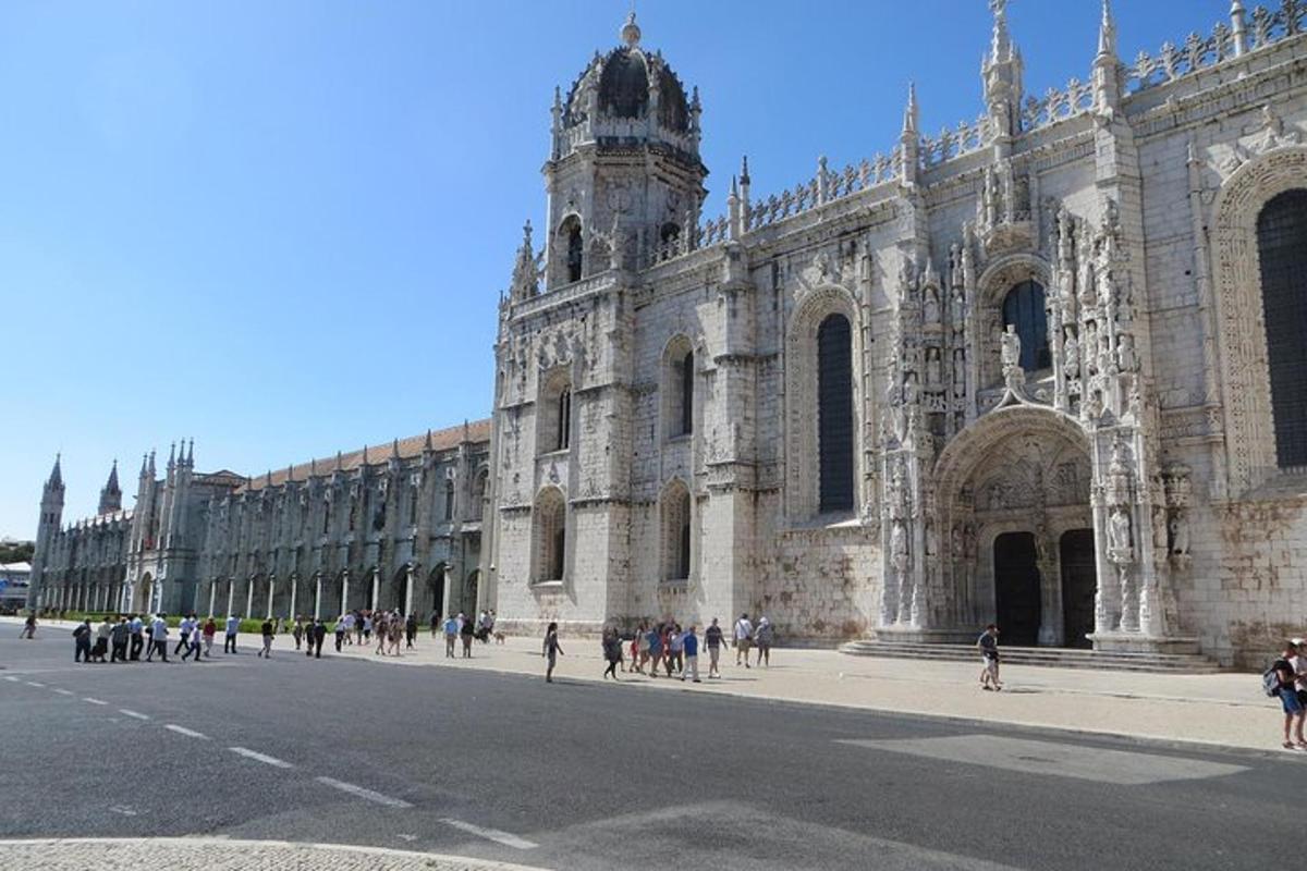 un grande edificio con persone che camminano davanti ad esso