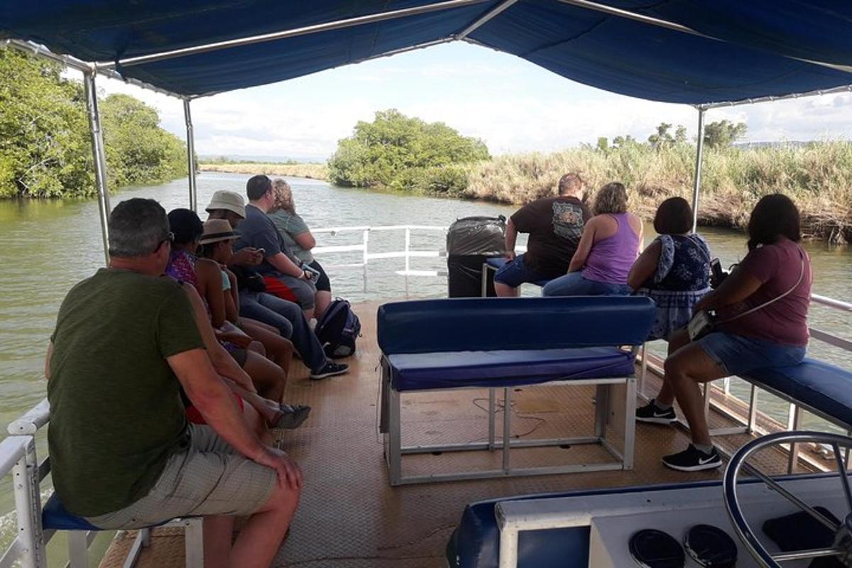 un gruppo di persone sedute su una barca su un fiume