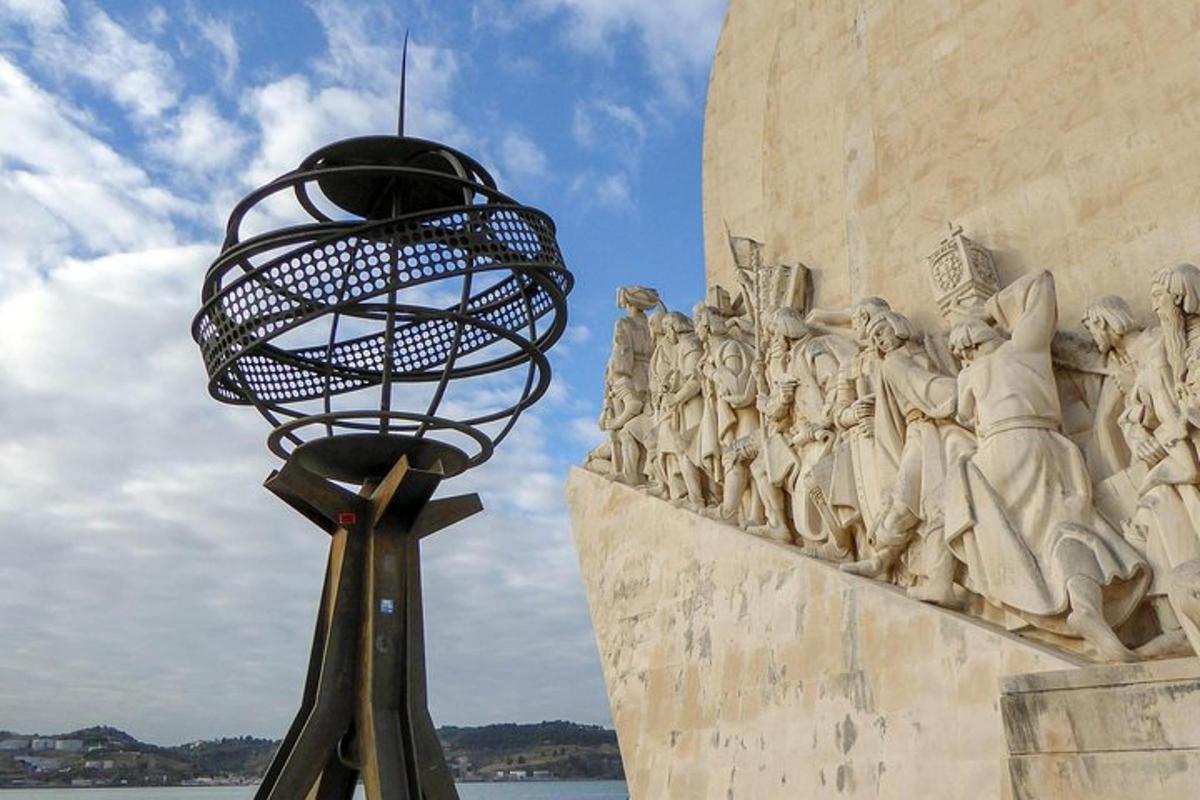 un lampione davanti a un monumento con una statua