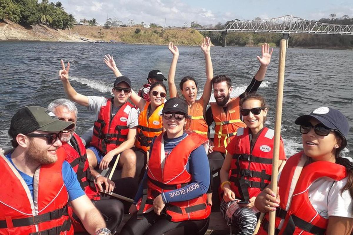 un grupo de personas en un bote en el agua