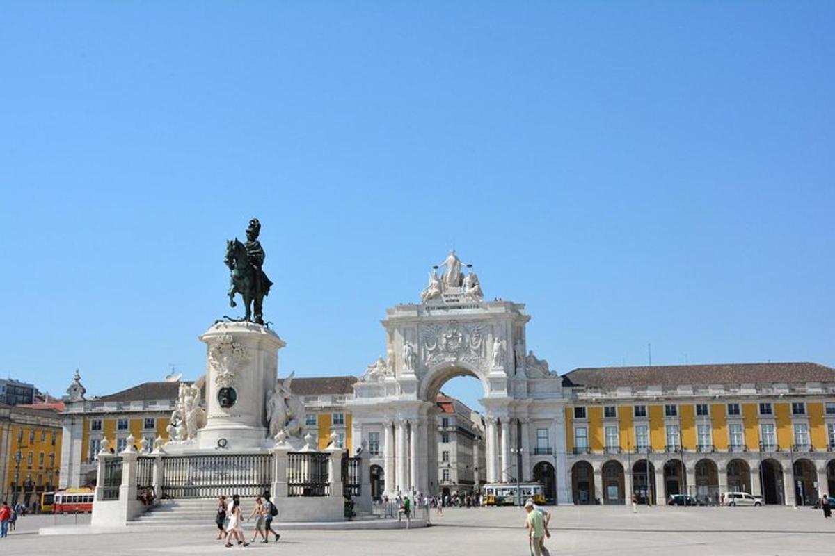 un grande edificio con una statua di fronte