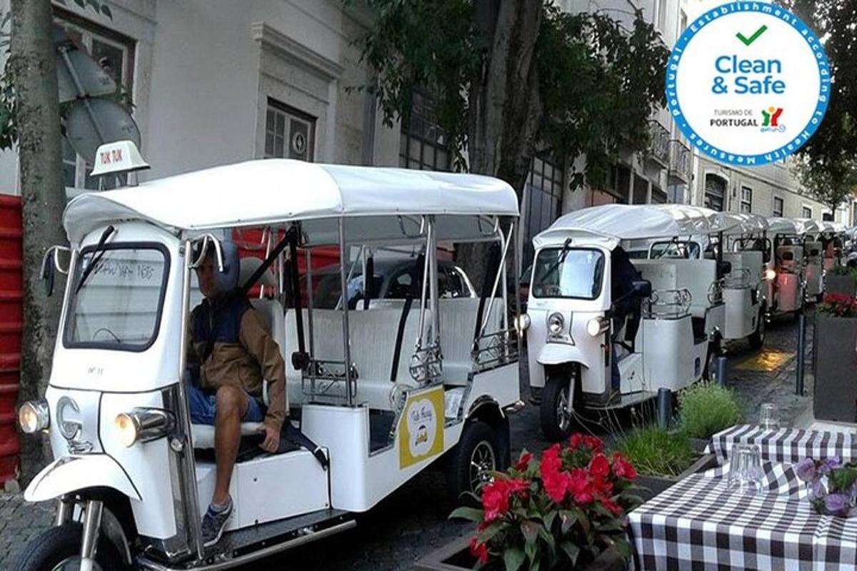 una fila di golf cart bianchi parcheggiati su una strada