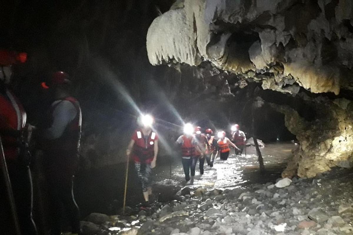 un groupe de personnes marchant dans une grotte