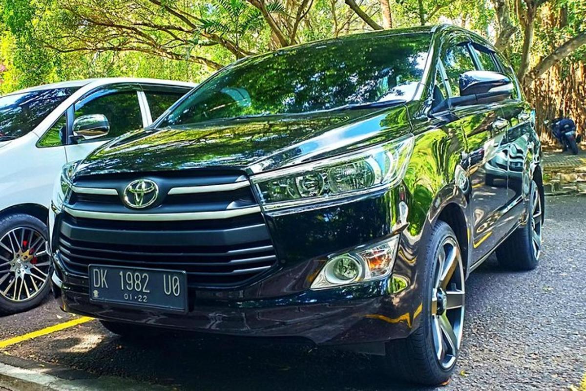 sebuah kereta diletakkan di tempat letak kereta