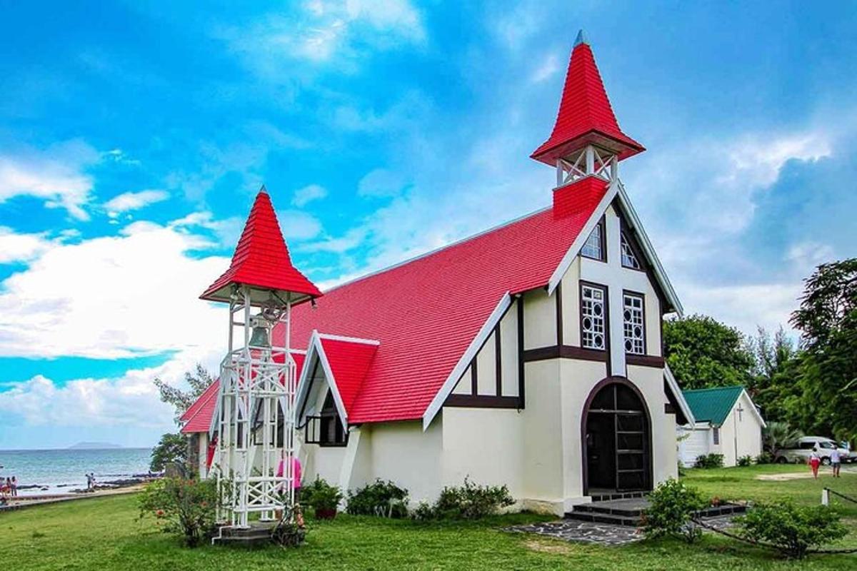 một nhà thờ có mái đỏ và hai tòa tháp