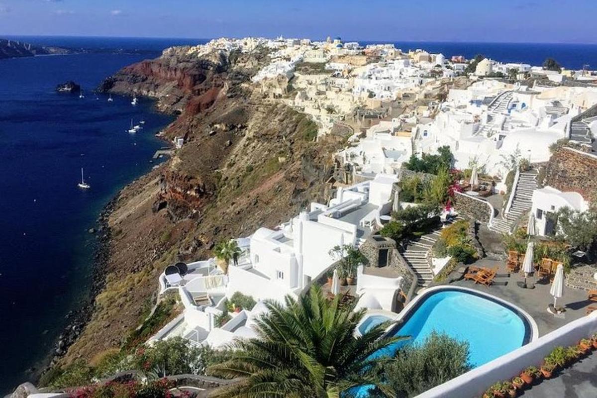 una vista aerea di un'isola con piscina