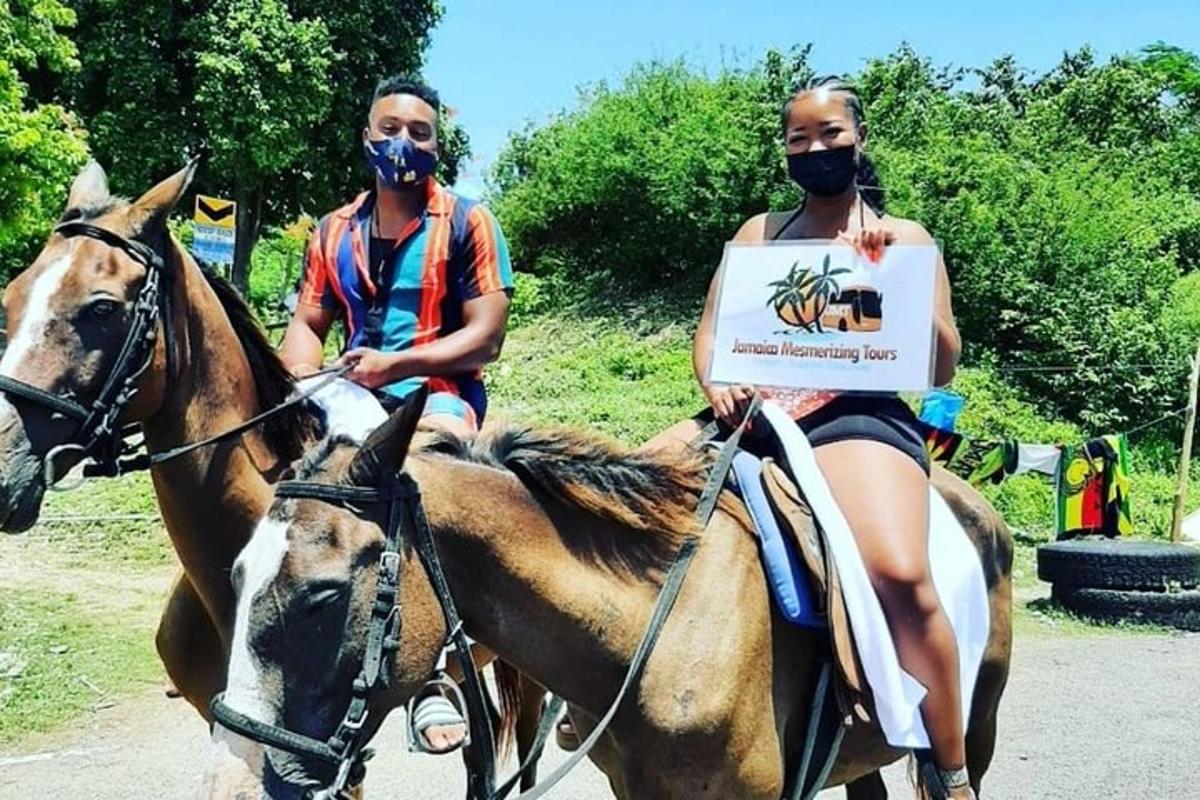 divi cilvēki jāj uz zirgiem un tur zīmi