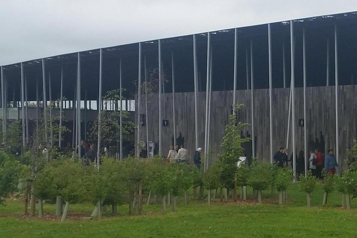 grupp inimesi, kes seisavad hoone ees