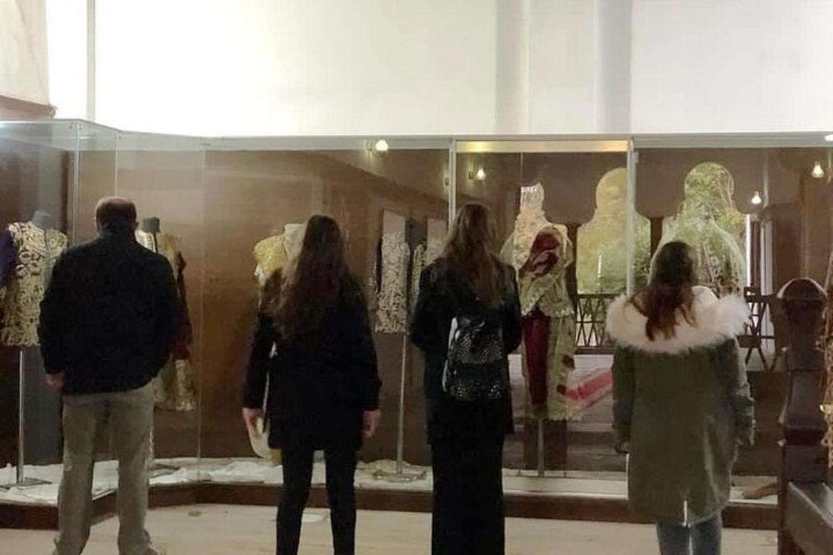 grupp inimesi, kes vaatavad muuseumis väljapanekut