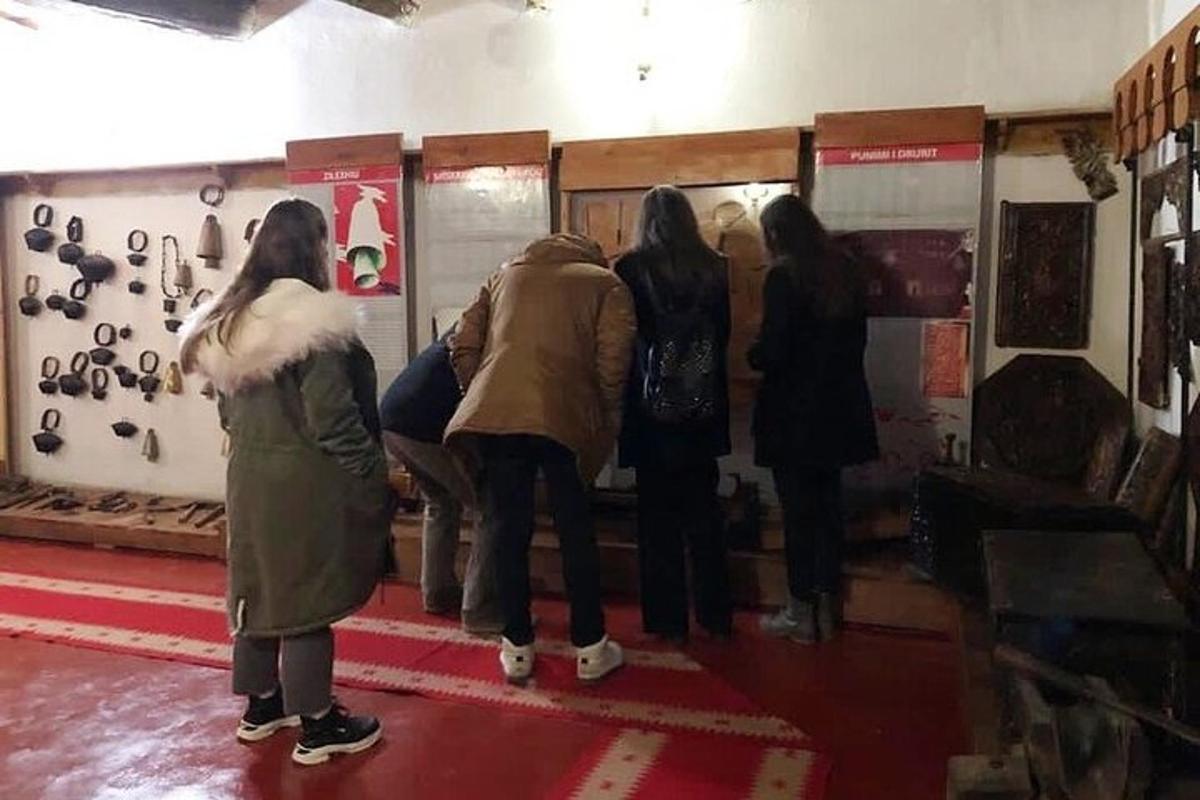 grupp naisi vaatab muuseumis maali