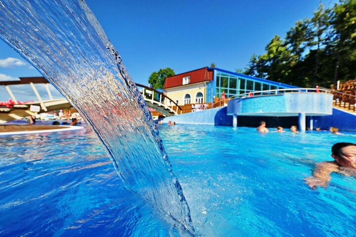 eine Person in einem Schwimmbecken mit einem Springbrunnen