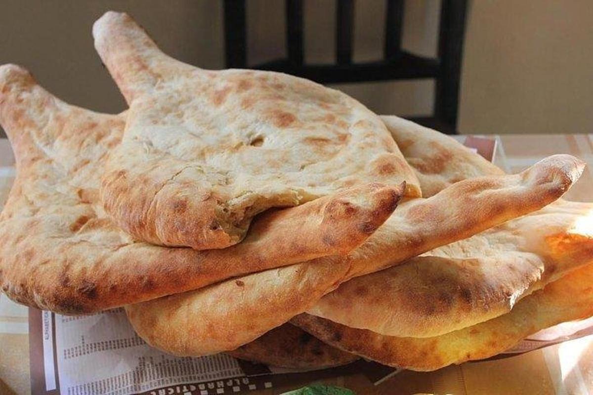 een stapel brood op een bord op een tafel
