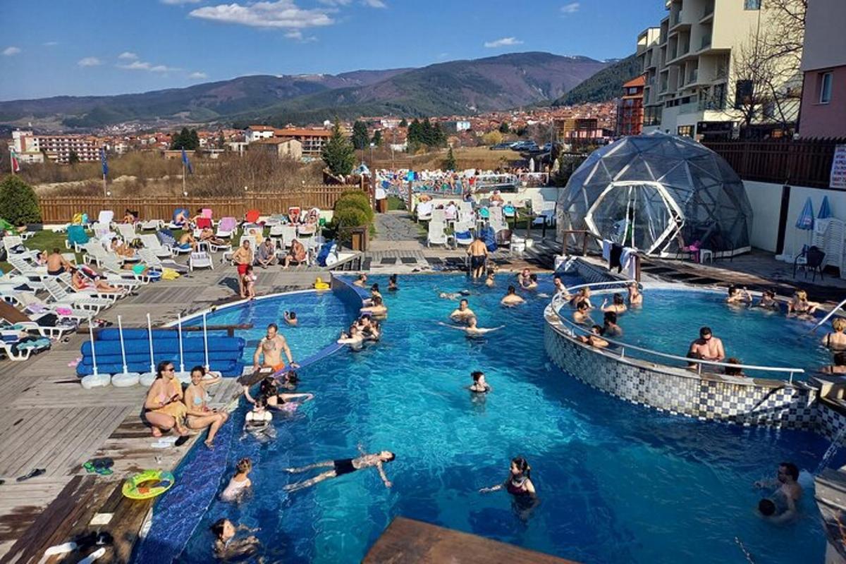 eine Gruppe von Menschen in einem Pool in einem Wasserpark