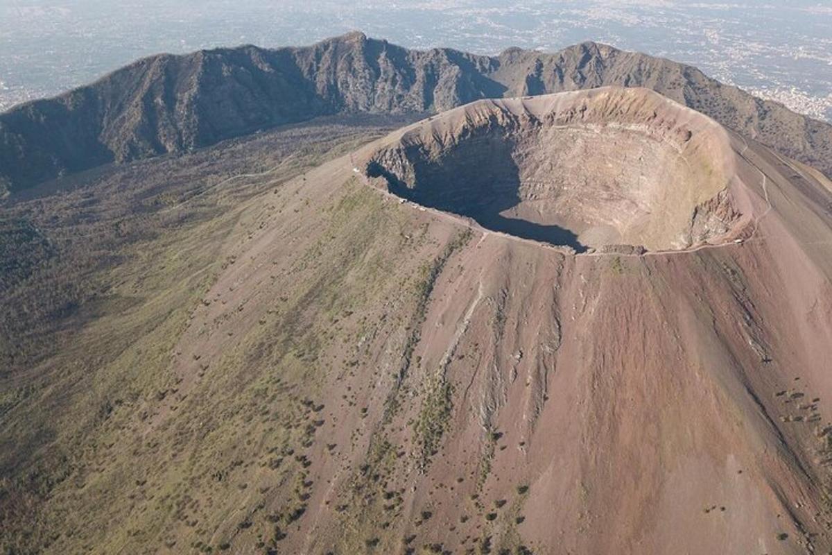 o vedere aeriană a unui munte cu un crater
