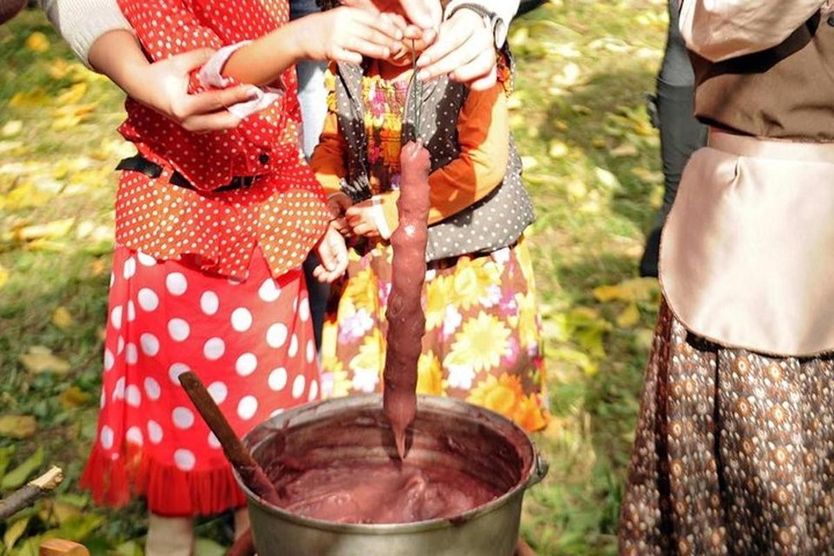 dua orang gadis sedang memasak makanan dalam periuk