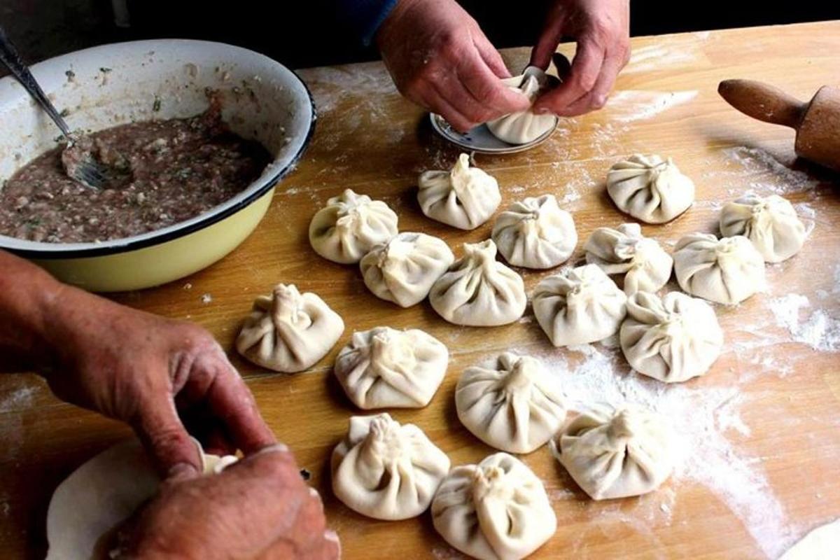 seseorang sedang menyediakan makanan di atas papan pemotong