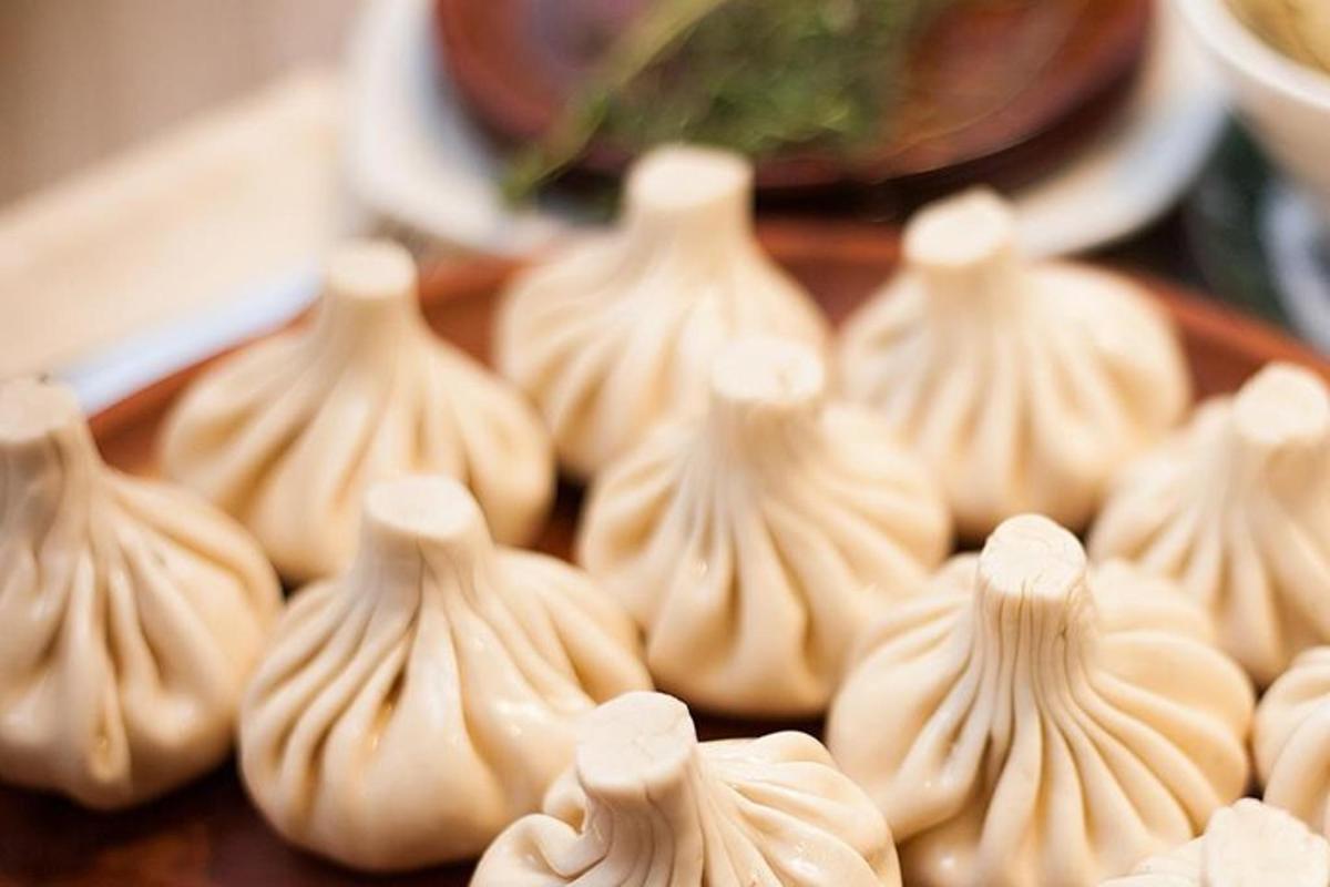 sekumpulan pasu meringue di atas meja