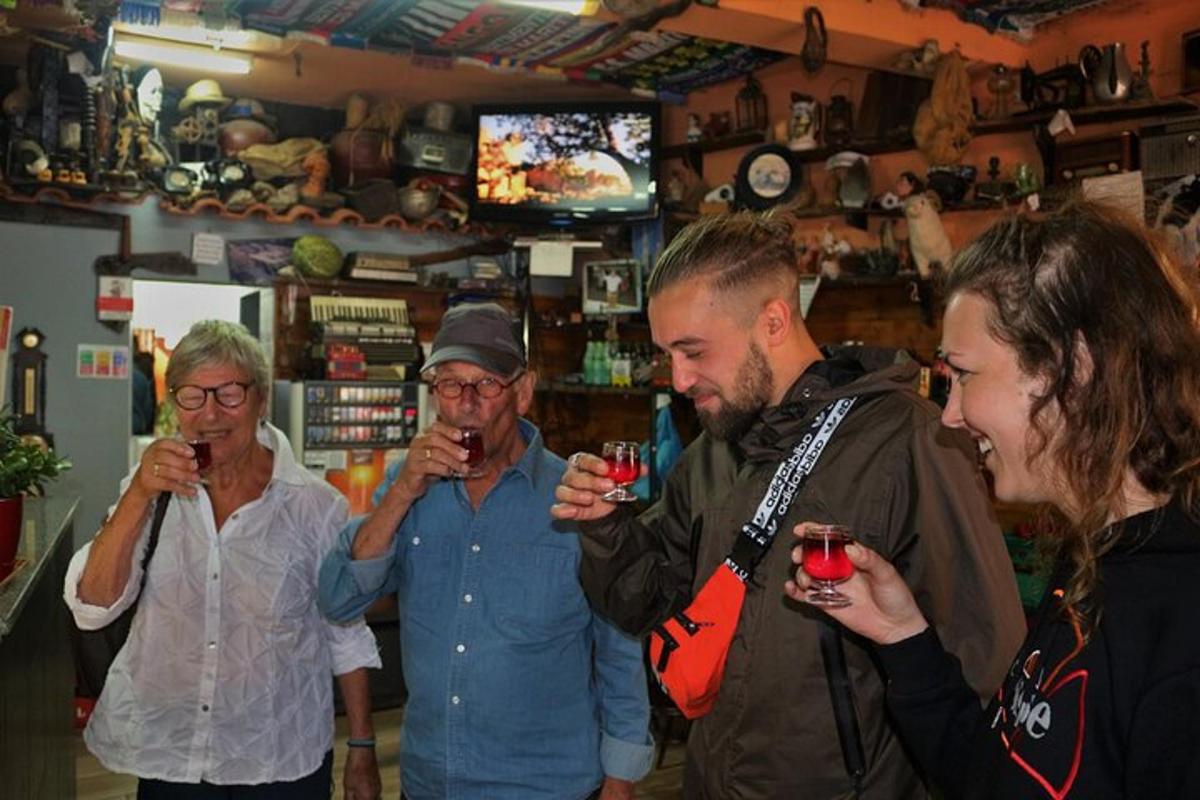 група хора, пиещи вино в бар