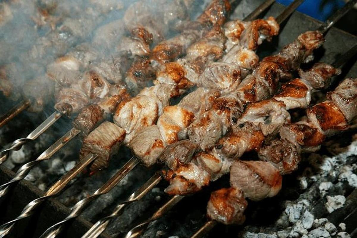 sekumpulan daging yang dimasak di atas panggangan dengan penyepit