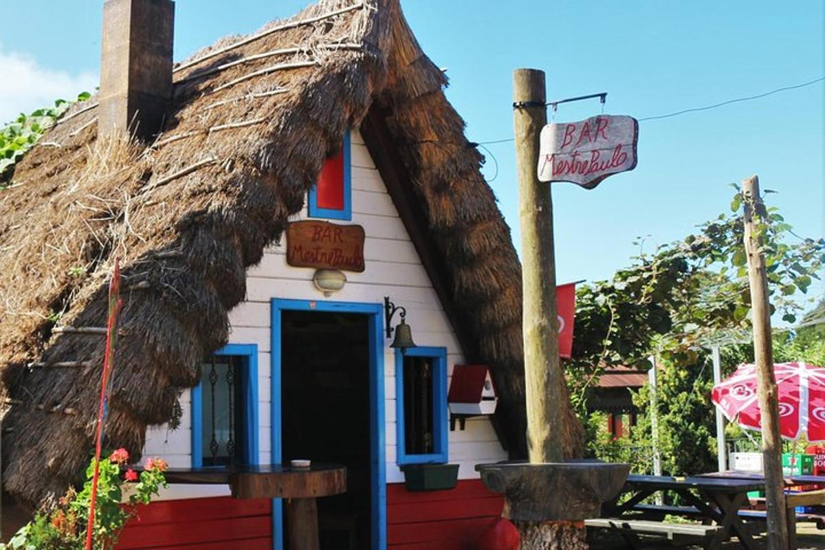 una piccola casa con il tetto di paglia