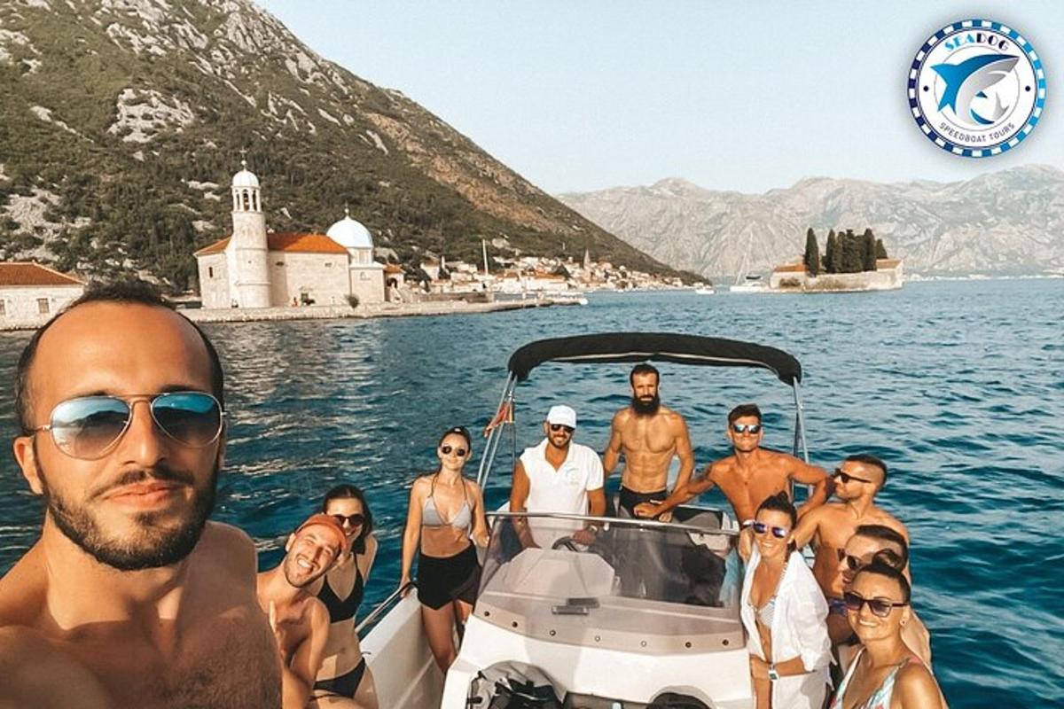 un grup de oameni pe o barcă pe apă
