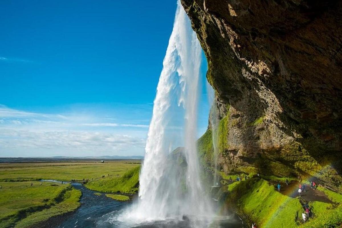 una cascada al costat d'un penya-segat