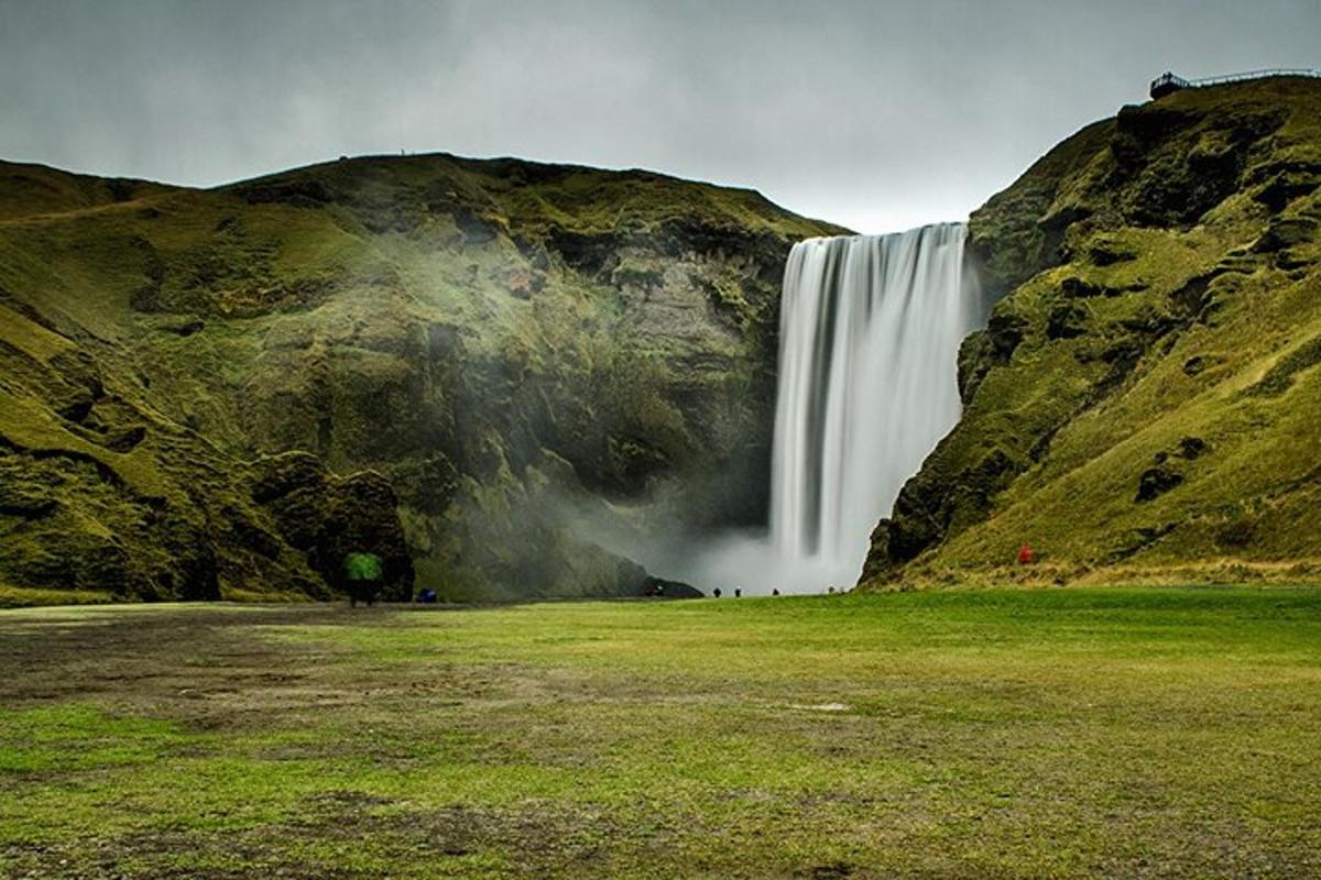 una cascata in mezzo a una montagna