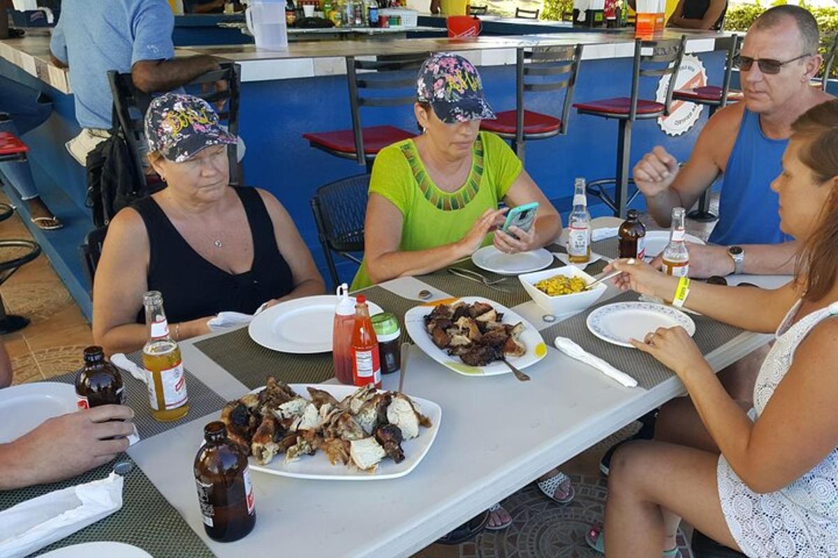 sekumpulan orang duduk di meja makan makanan