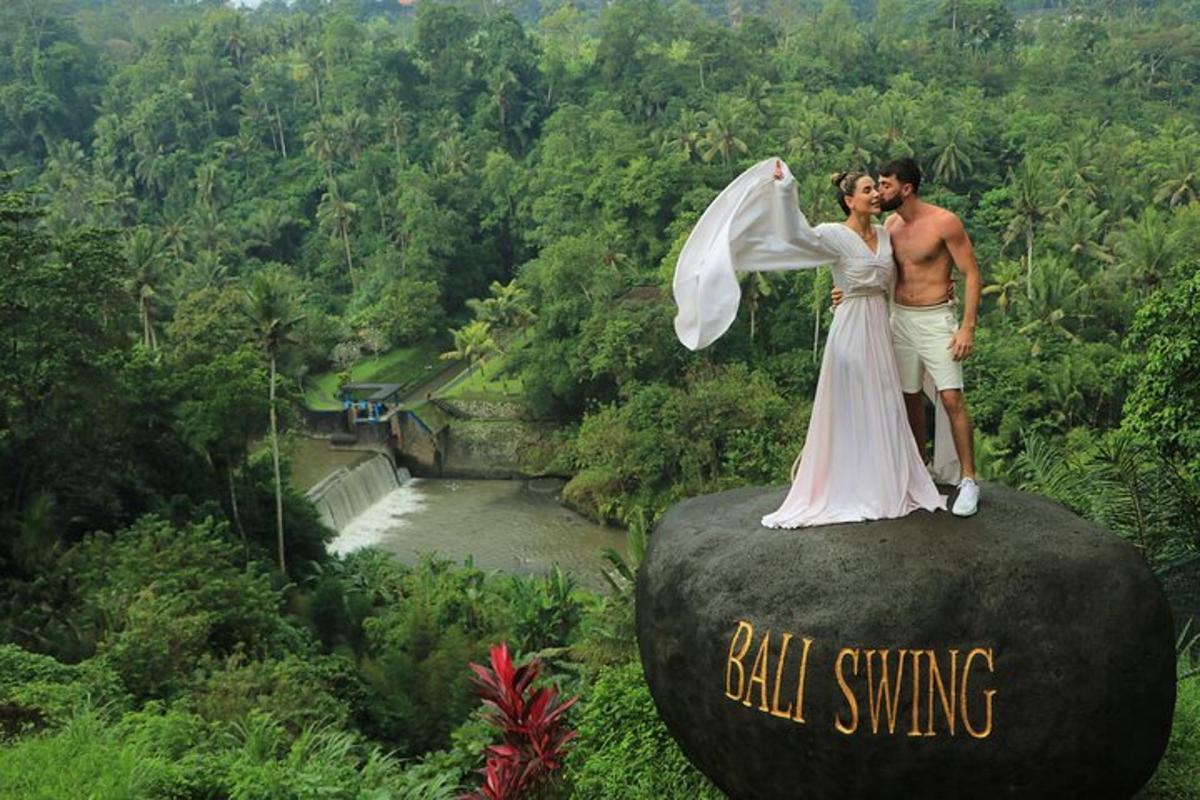 una sposa e uno sposo in piedi in cima a un'altalena