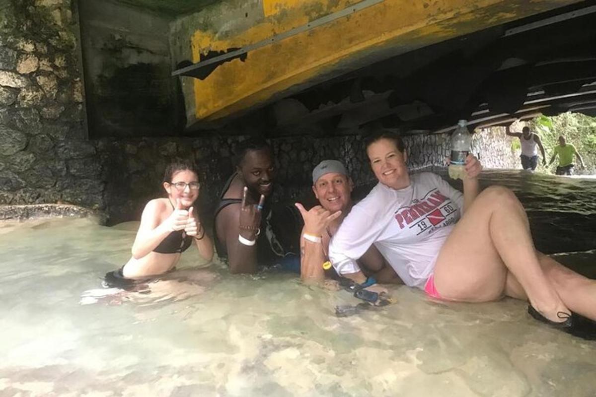 een groep mensen die in het water zitten