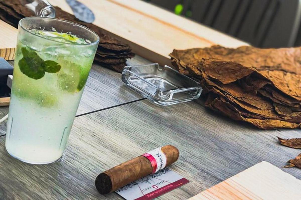 un drink con un sigaro e una sigaretta