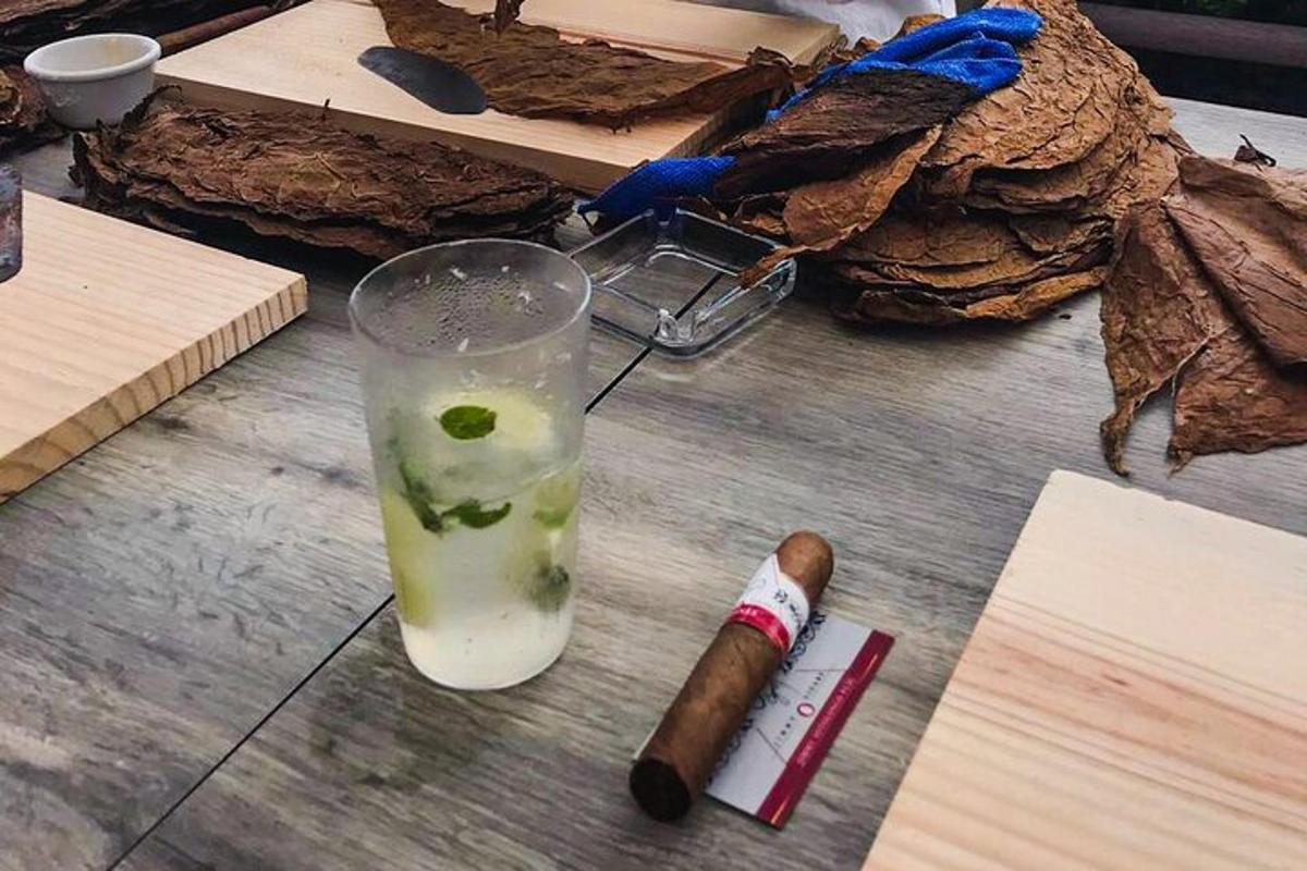 un drink con un lime e un sigaro su un tavolo