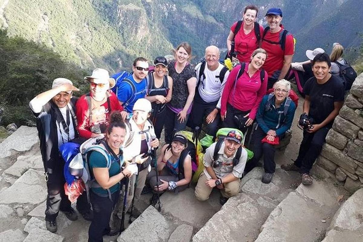 un grup de oameni care pozează pentru o fotografie pe un munte