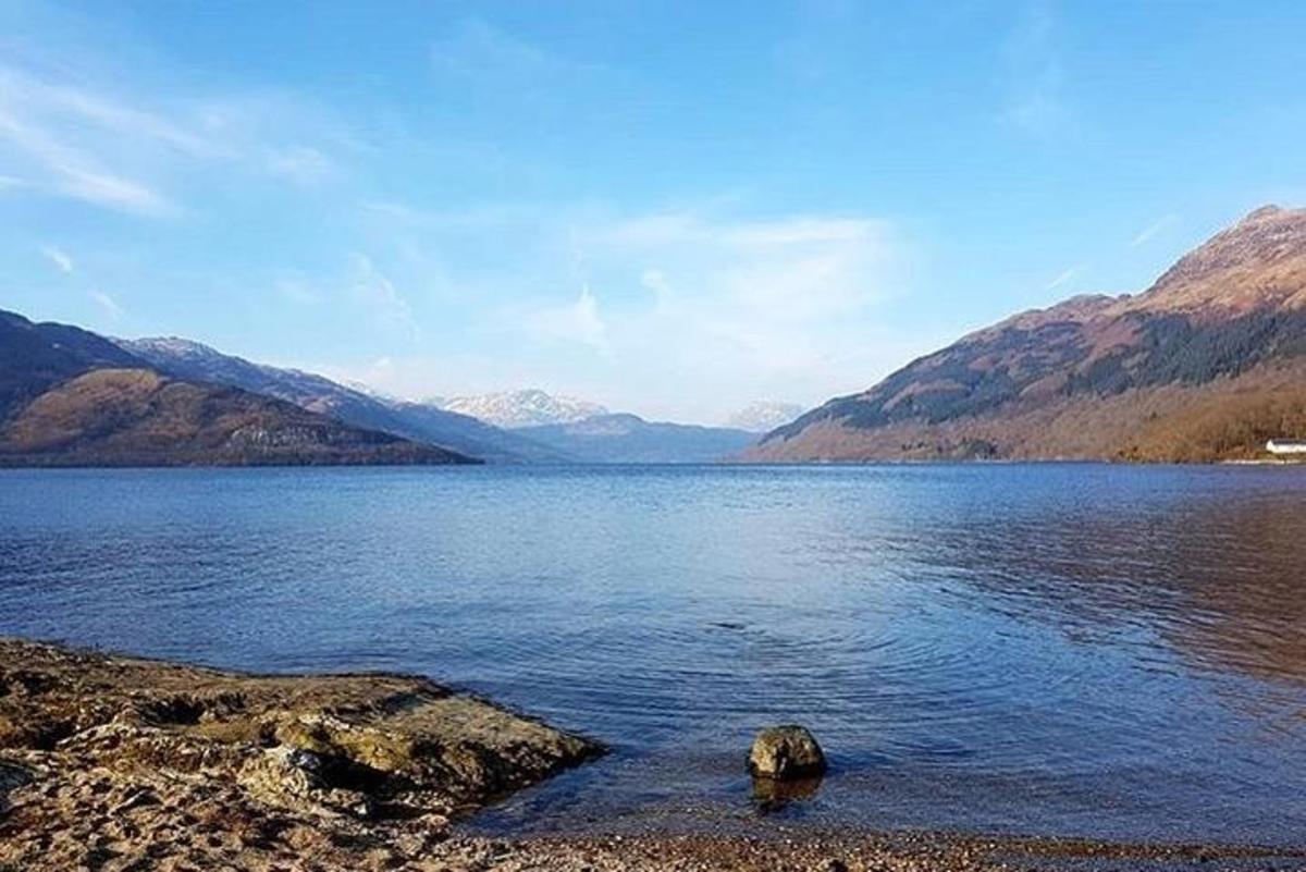 una gran massa d'aigua amb muntanyes al fons