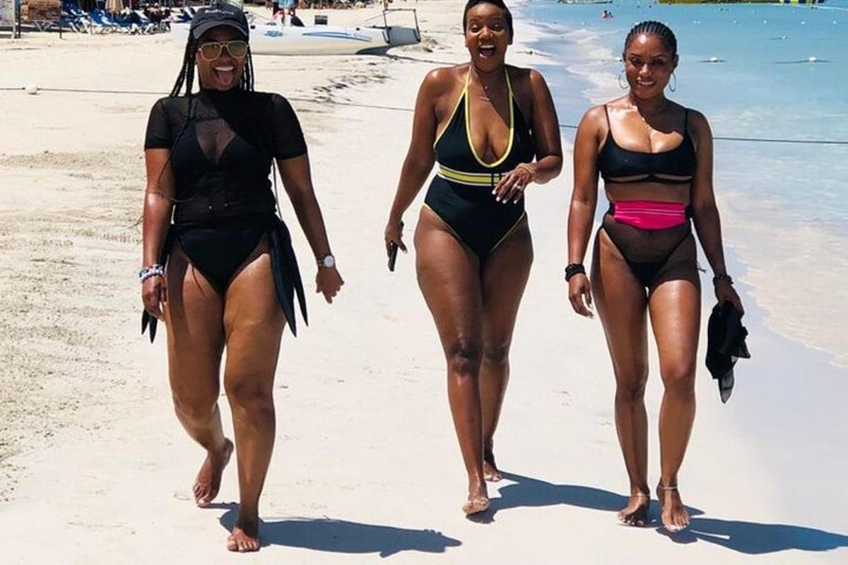 dua wanita berbikini berjalan di pantai