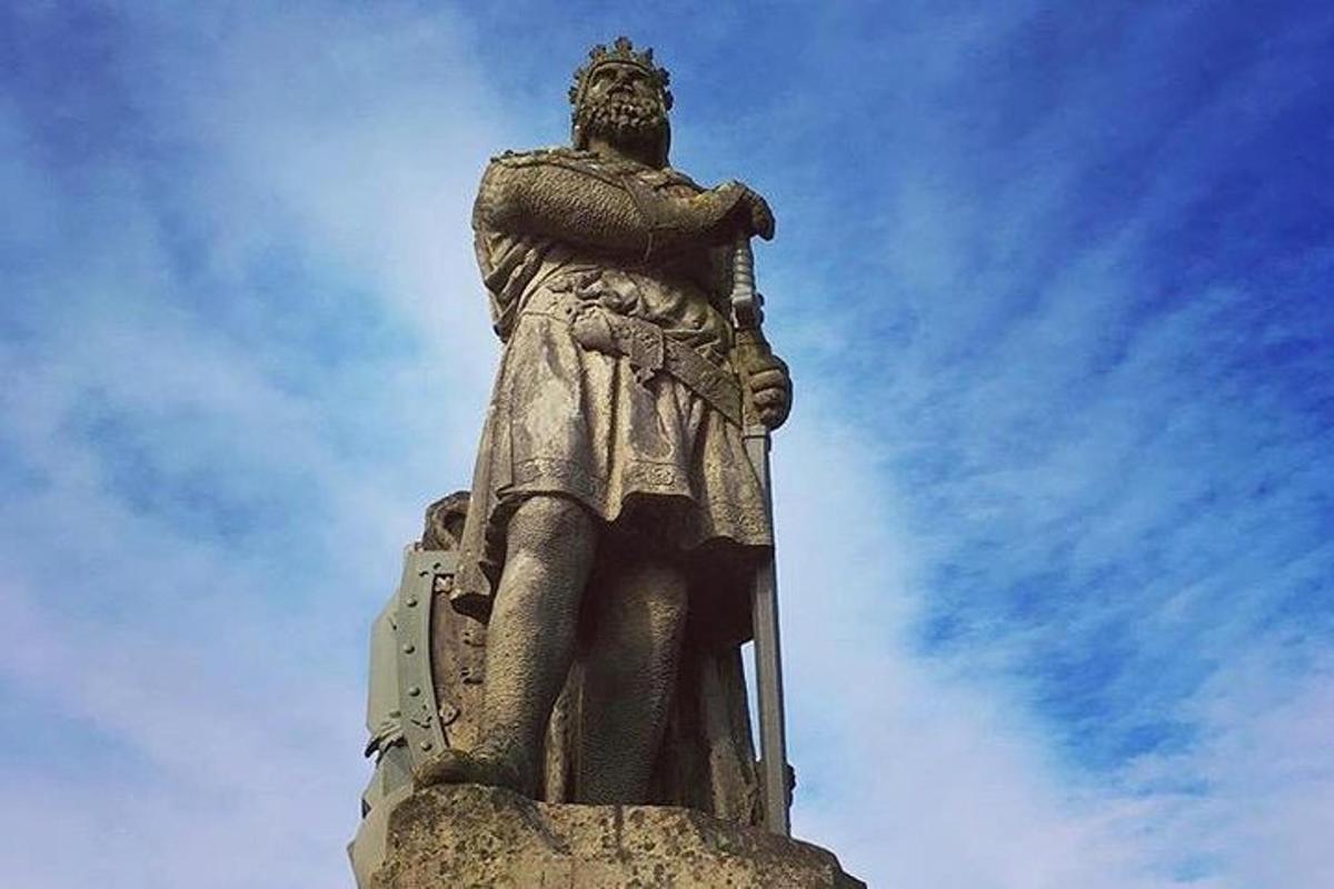 una estàtua d'un home dret a sobre d'un monument
