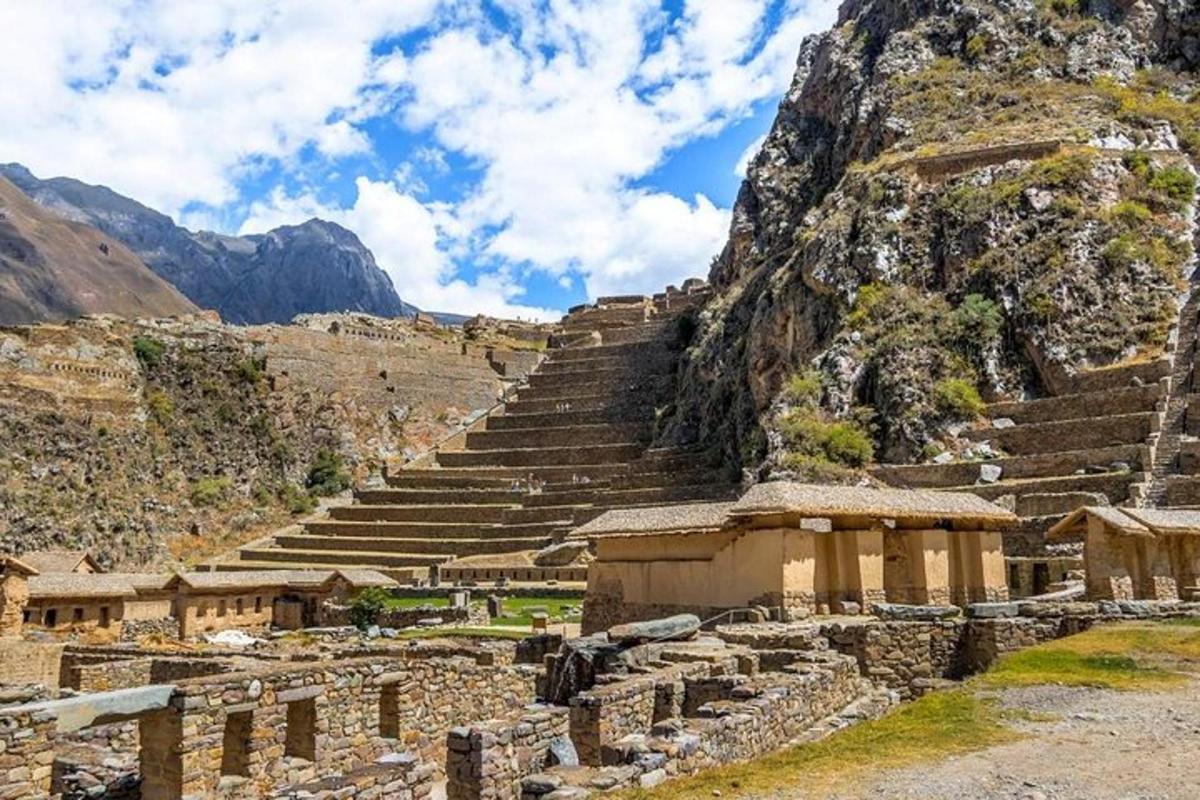 Un antiguo anfiteatro con escaleras en las montañas.