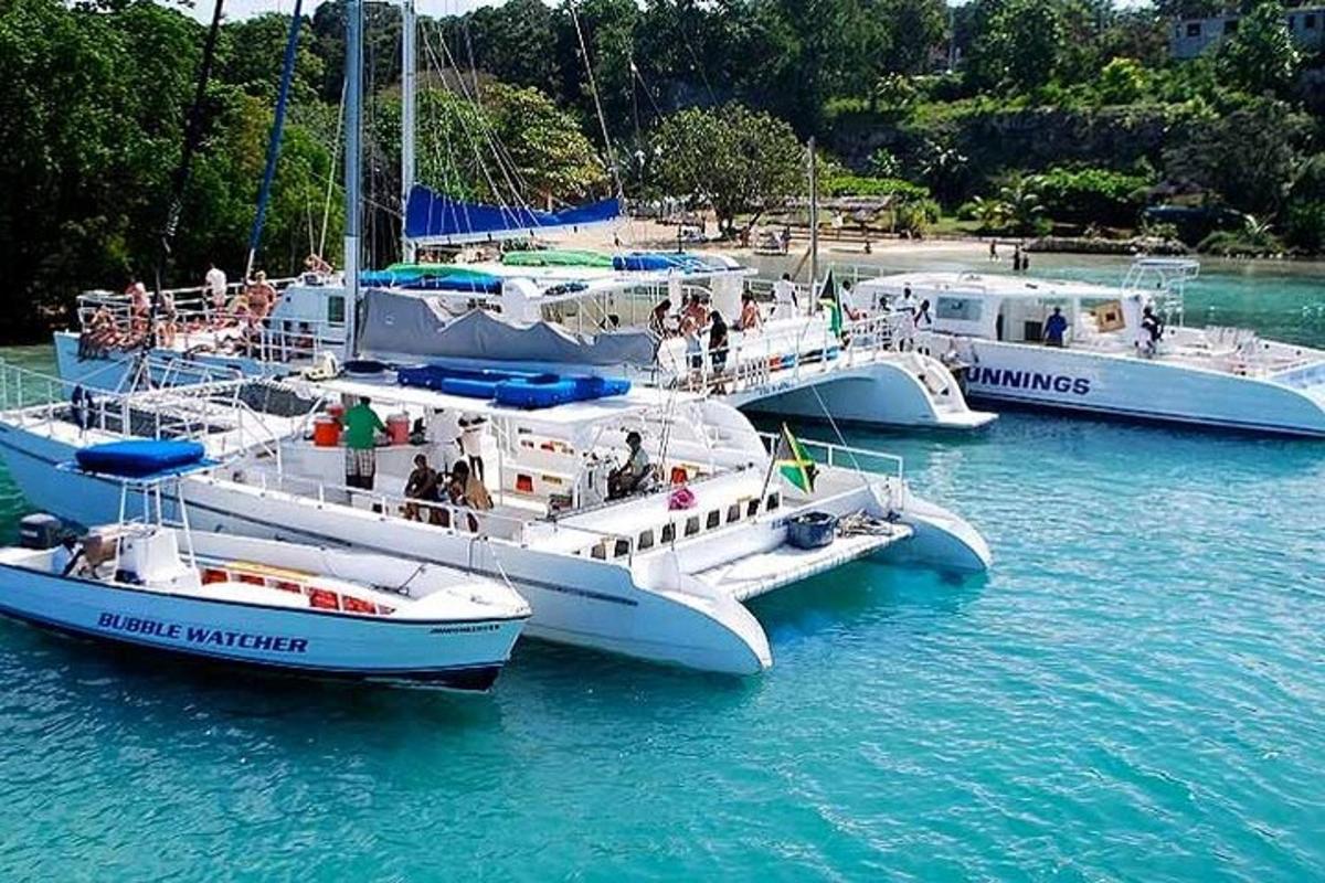 três barcos na água com pessoas neles