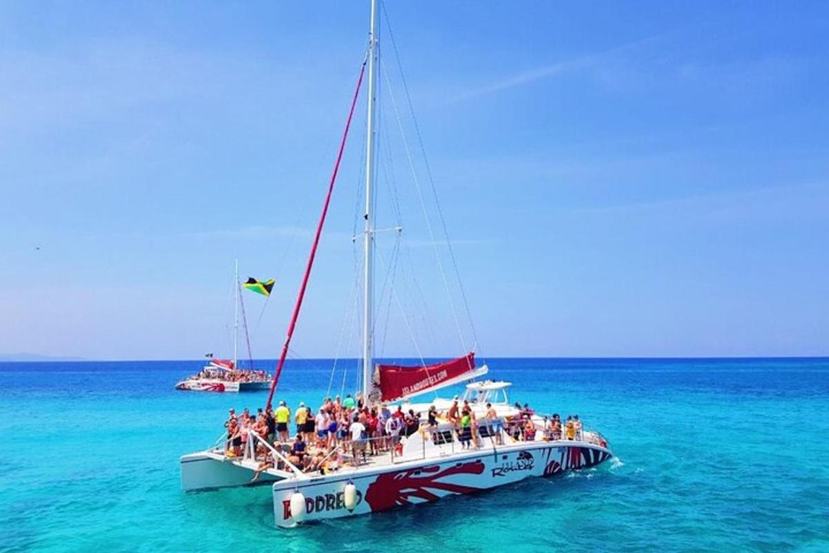 um grupo de pessoas em um barco no oceano