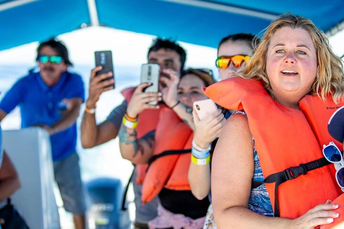Un grupo de personas tomando fotografías con sus teléfonos celulares.