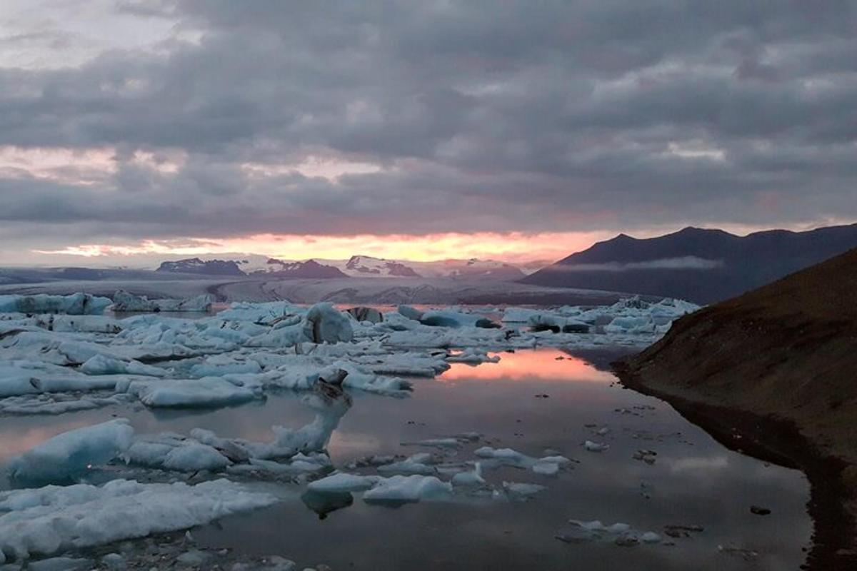 um grupo de icebergs em um corpo d'água