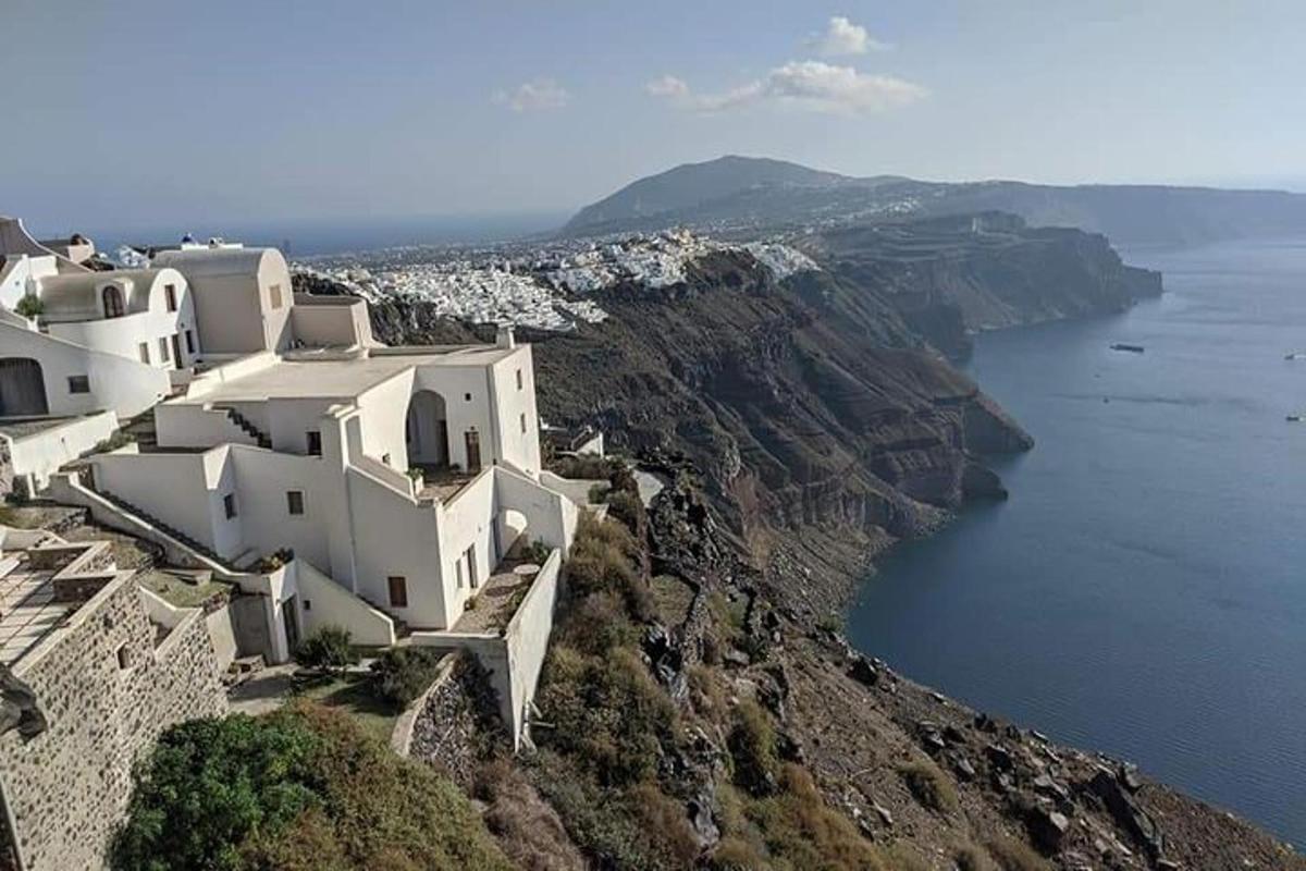 un grupo de edificios blancos en la ladera de una montaña