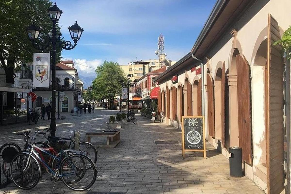 un grup de bicicletes aparcades en un carrer d'una ciutat