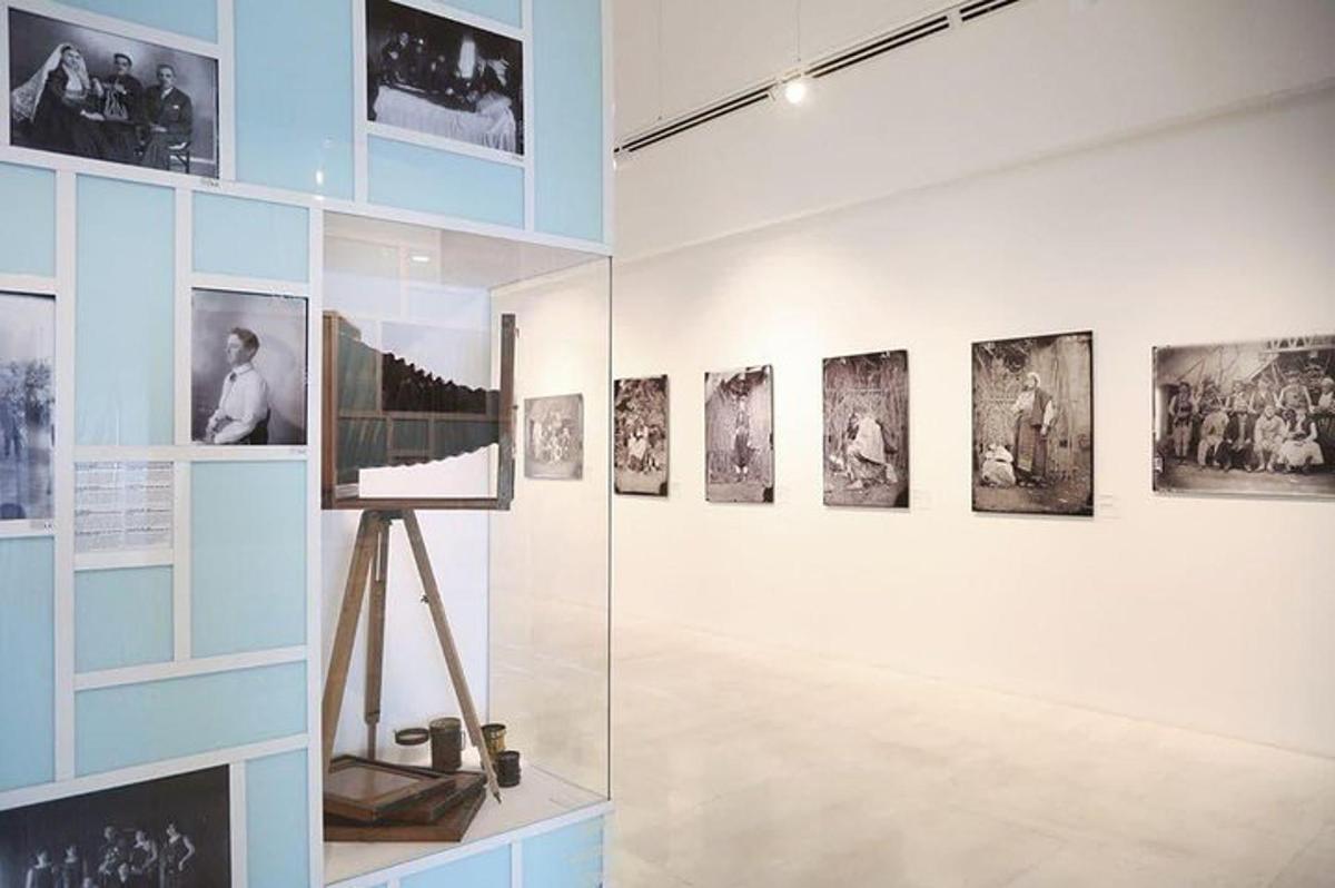 una exposició en un museu amb fotografies a la paret