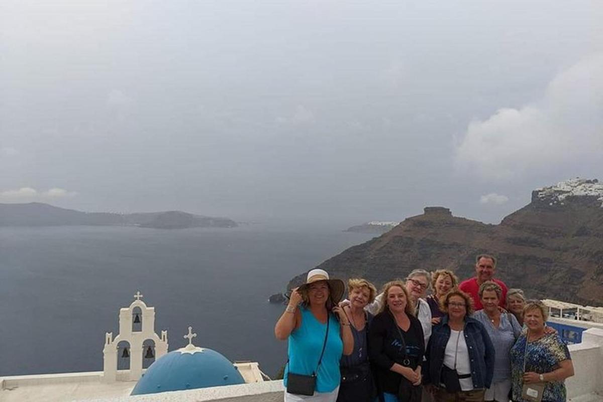 un grupo de personas de pie en lo alto de un edificio